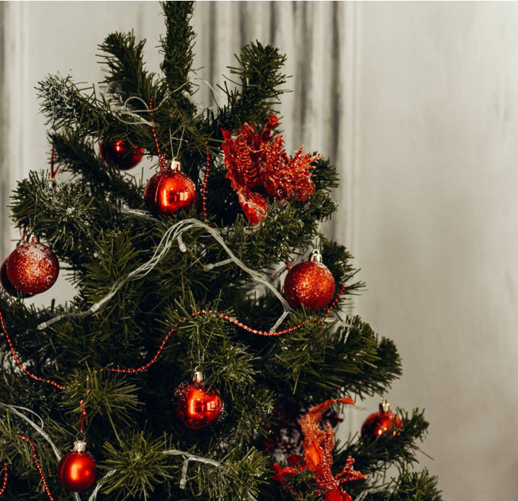 A Guide to Ornaments and Artificial Christmas Trees